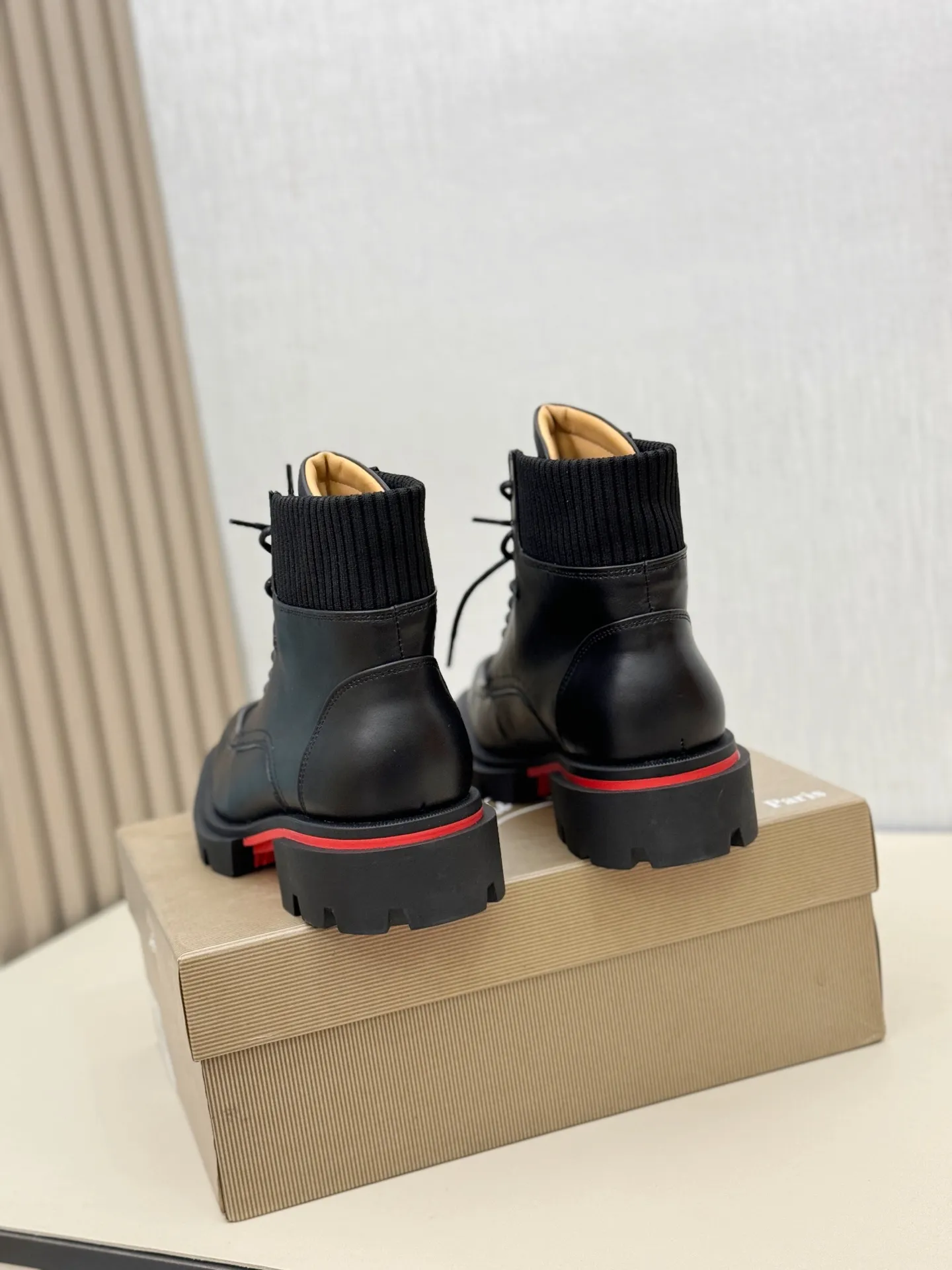 [CL～High-end men’s red-soled shoes] Top P: 940💰. Size: 39-44 (38.45.46 can be customized) 🆑Top original purchase agent Imported open-edge bead fabric and water-dyed cowhide inside 🉑️ Imported TPU rubber sole, wear-resistant and non-slip, full of European style.